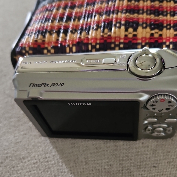 Fujifilm FinePix A920 Silver Compact Digital Camera with Woven Multicolor Case